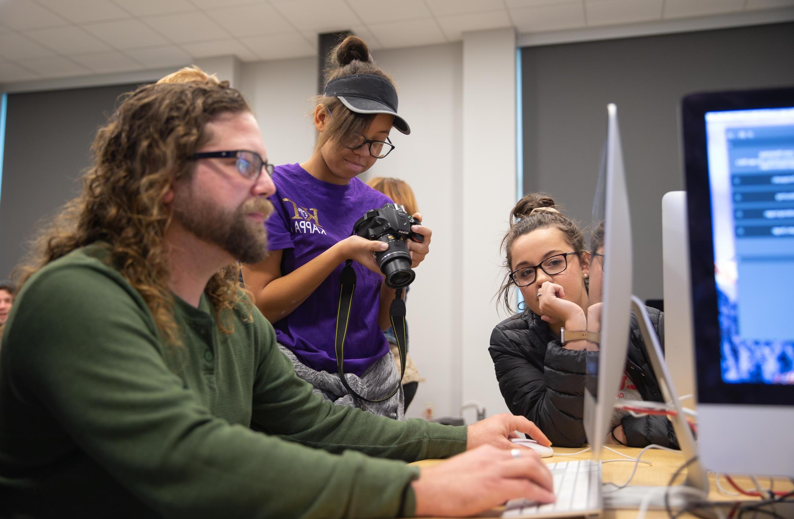 Students 工作ing in an animation class